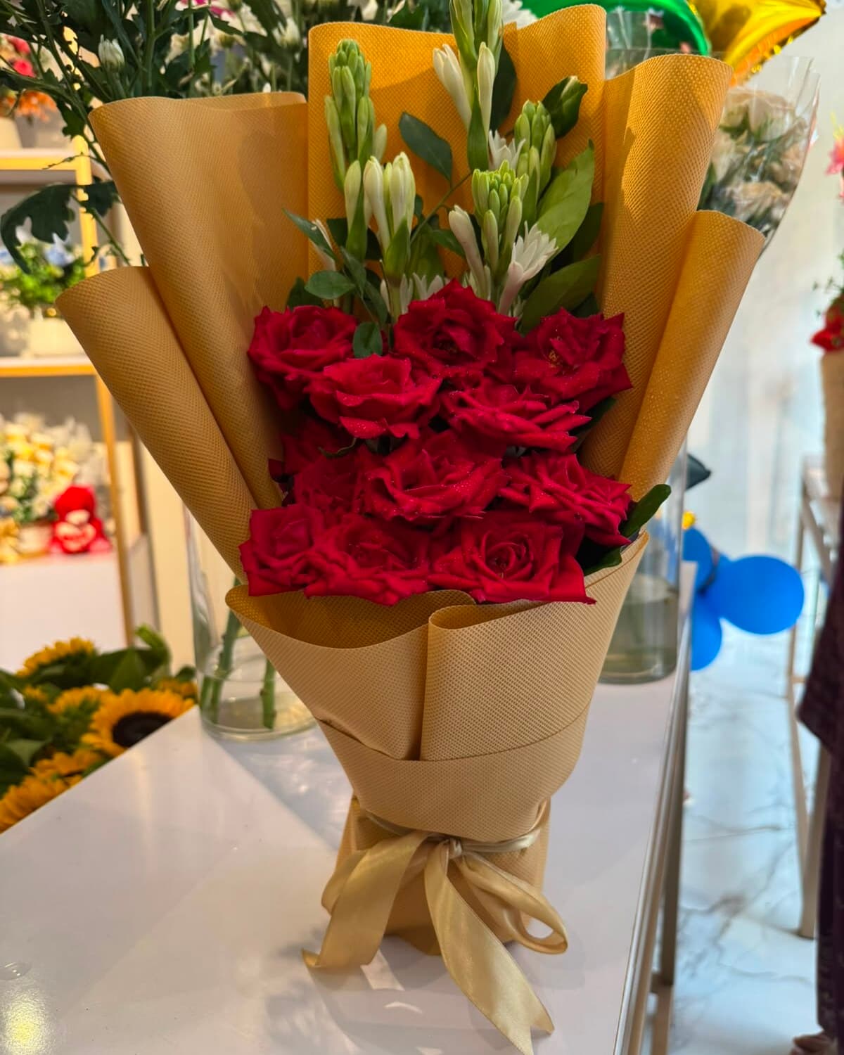 Golden Rose Tuberose fresh flower bouquet by Phool Pattiyan Lahore