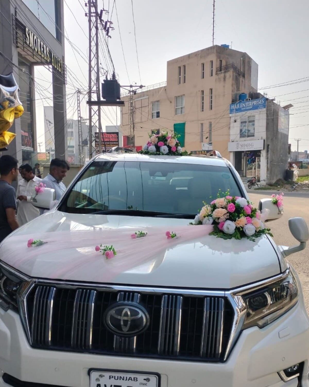 Luxury Wedding Car Decoration fresh flower bouquet by Phool Pattiyan Lahore